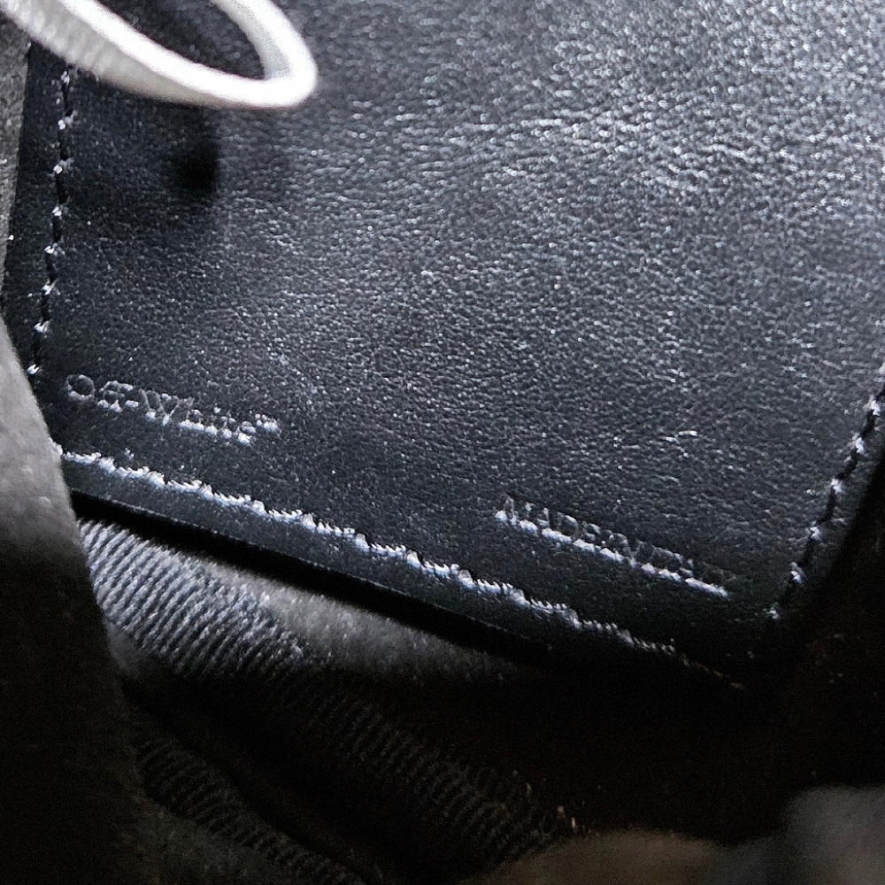 Off-White | Calfskin Crossbody Bag | Leather | Mens | Made In Italy - Picture 13 of 16
